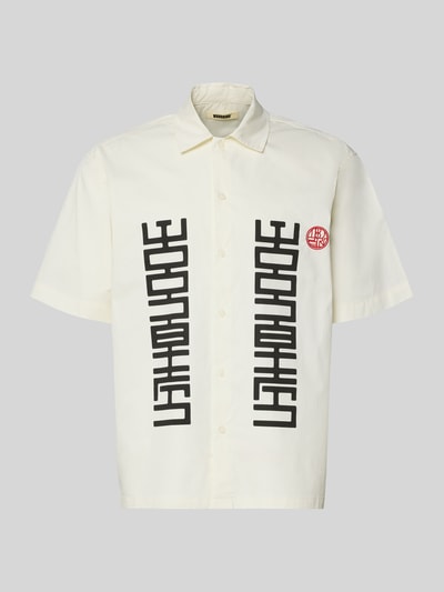 Produktfoto, cremeweißes Regular Fit Freizeithemd mit schwarzem Label-Print und Kentkragen, Modell 'Banks' von WOODBIRD, glatte Baumwolltextur