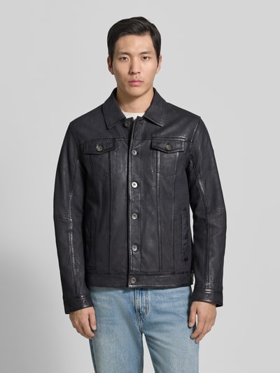 Männermodel trägt schwarze Lederjacke aus Schafsnubuk mit Brusttaschen und Knopfleiste von MAURITIUS, Regular-Fit, Modell 'MEDDO', Ganzkörperansicht von vorne.