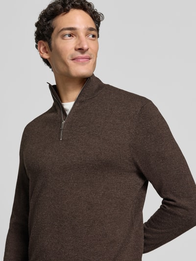 Męski model nosi Slim Fit Pullover aus Woll-Mix von Profuomo, mieszanka wełny, imitacja dzianiny, kołnierz zapinany, Długość tyłu w rozmiarze M: 73 cm, Długość rękawów w rozmiarze M: 68 cm, brązowy, gładka powierzchnia, całkowite ujęcie przód.
