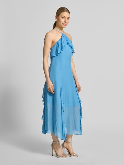 Frauenmodel trägt Cocktailkleid aus Viskose mit Volants von Jake*s Cocktail in Hellblau, A-Linie, Maxikleid, Ganzkörperansicht von vorne.