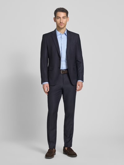 Męski model nosi Regular Fit Business-Hemd mit Kentkragen od ETERNA z bawełny, z długim rękawem, sportowymi mankietami, listwą guzikową, ciemny garnitur, jasnoniebieska koszula, krój regular fit, długość tyłu w rozmiarze 40: 79 cm, szerokość ramion w rozmiarze 40: 46 cm, długość rękawów w rozmiarze 40: 65 cm, widok całej sylwetki z przodu.
