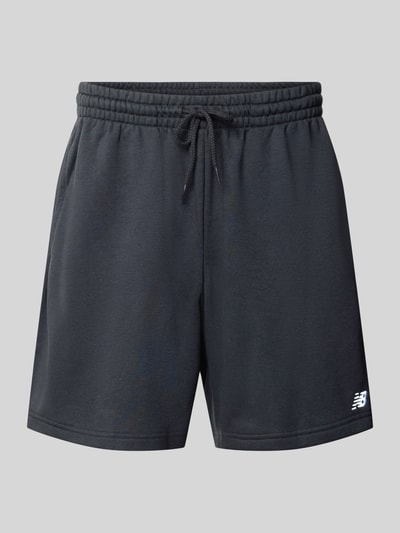 Produktfoto, schwarze Sweatshorts aus Baumwoll-Mix Modell 'FRENCH' von New Balance, elastischer Bund, Gesäßtasche, Logo-Prägung, gerade Passform