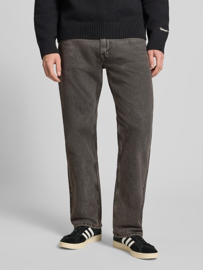 Männermodel trägt Jeans mit 5-Pocket-Design von Levi's®, reine Baumwolle, relaxed Fit, graue Farbe, Ganzkörperansicht von vorne.