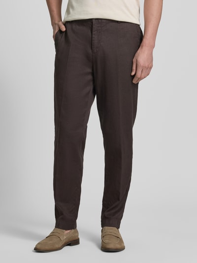 Männermodel trägt Leinenhose mit französischen Eingrifftaschen Modell 'River' von JOOP! Collection im Straight Fit, dunkelbrauner Leinen-Baumwoll-Mix, Knopf-Reißverschluss, Ganzkörperansicht von vorne.