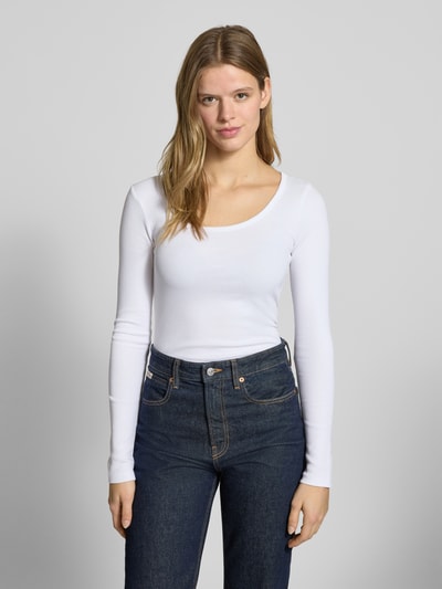 Modelka kobieca nosi Slim Fit Longsleeve mit tiefen Rundhalsausschnitt von REVIEW, biały, fakturowany wzór, krój slim fit, mieszanka bawełny elastycznej, długość tyłu w rozmiarze S: 50 cm, widok całej sylwetki z przodu.