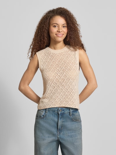 Modelka nosi Regular Fit Pullunder mit Rundhalsausschnitt Modell 'SUNNY' von Only, efekt: jednolity kolor, krój regular fit, półprzezroczysty materiał, okrągły dekolt, zrolowany brzeg, wykończenie materiału: dzianina, Ganzkörperansicht von vorne.