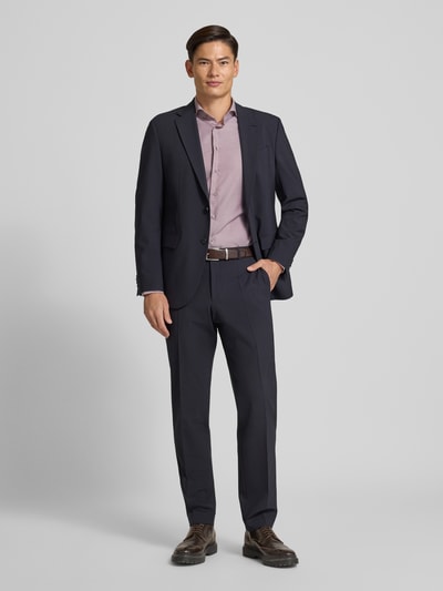 Männermodel trägt Slim Fit Businesshemd aus reiner Baumwolle von Profuomo in Flieder mit Cutaway-Kragen, Ganzkörperansicht von vorne.