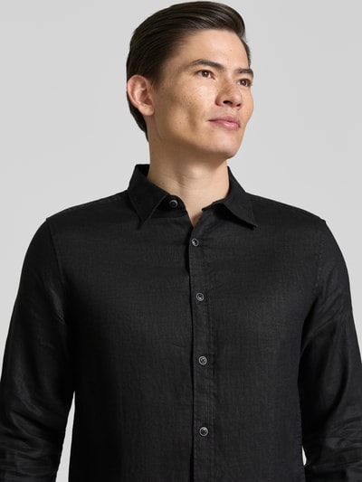 Männermodel trägt Regular Fit Freizeithemd aus reinem Leinen von s.Oliver RED LABEL, Optik: Unifarben, Kentkragen, Nahaufnahme Oberkörper.