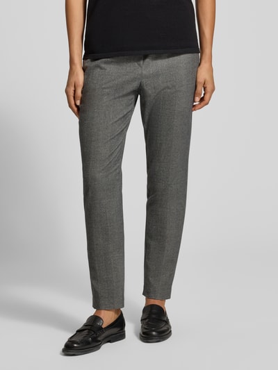 Frauenmodel trägt Gerade Hose mit Viskose-Anteil Modell 'RHODOS' von Marc Cain, Regular Fit, elastischer Bund, Nahaufnahme Unterkörper, Material-Mix in Grau, Damen Weite Hose.