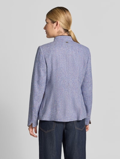 Frauenmodel trägt Blazer mit Viskose-Anteil und Stehkragen von White Label in Hellblau mit tailliertem Schnitt und Struktur, Ganzkörperansicht Rückansicht.