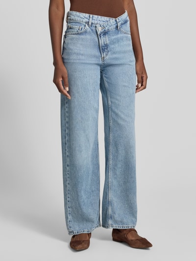 Frauenmodel trägt Wide Fit Jeans mit Leinen-Anteil Modell 'FIA' von Marc O'Polo in Denim-Optik, 5-Pocket-Design, Mid Waist, X-Front Verschluss, Ganzkörperansicht von vorne.