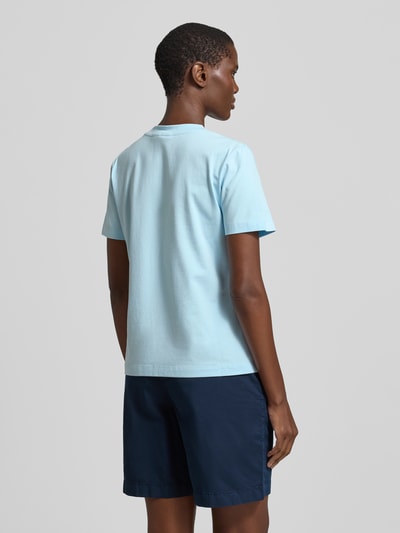 Vrouwenmodel draagt Regular Fit T-shirt uit katoenmix van Tommy Hilfiger, look: effen kleuren, korte mouw, ronde hals, jersey, logostitching. Ganzkörperansicht Rückansicht.
