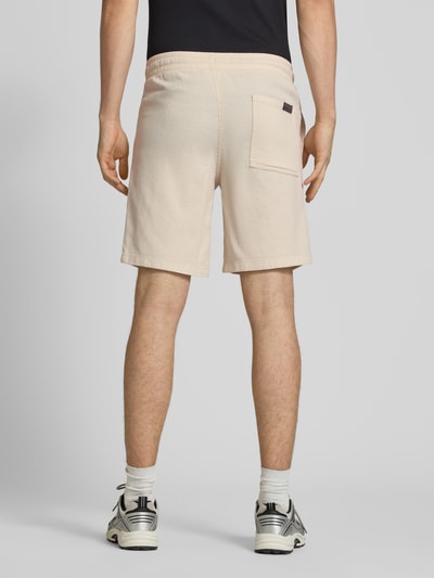 Männermodel draagt korte broek met structuurpatroon van puur katoen, regular fit, elastische band, tunnelkoord, model 'JAIDEN' van Jack & Jones, binnenbeenlengte maat M 23 cm, bandwijdte maat M 43 cm, Ganzkörperansicht Rückansicht.