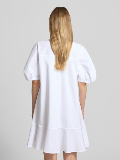 Kobiece modelka nosi białą sukienkę A-liniową z bawełnianej mieszanki ze stretchem, rękawy bufiaste, długość do kolan, model 'ONORE' od MM by Max Mara, szerokość w rozmiarze S: 50 cm, długość tyłu: 90 cm, długość rękawa: 30 cm, tekstura gładka, widok całej sylwetki z tyłu.