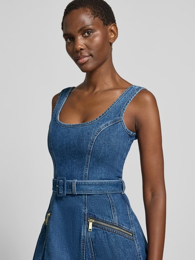 Frauenmodel trägt Mini-Jeanskleid aus Baumwoll-Mix von Self-Portrait in Denim-Optik, taillierte Passform, Nahaufnahme Oberkörper.
