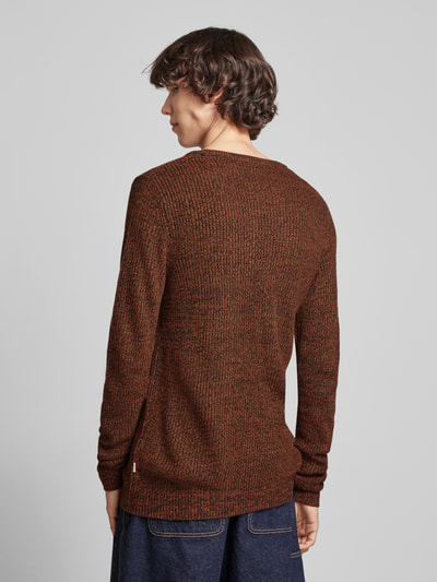 Jack & Jones Sweter z dzianiny z okrągłym dekoltem model ‘LEWIS’ Średniobrązowy melanż 5