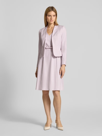 Frauenmodel trägt Fein strukturierter Blazer mit V-Ausschnitt von Christian Berg Woman Selection im Slim-Fit, sanfter Fliederton, Material-Mix mit Viskose-Anteil, feine Struktur, Ganzkörperansicht von vorne.