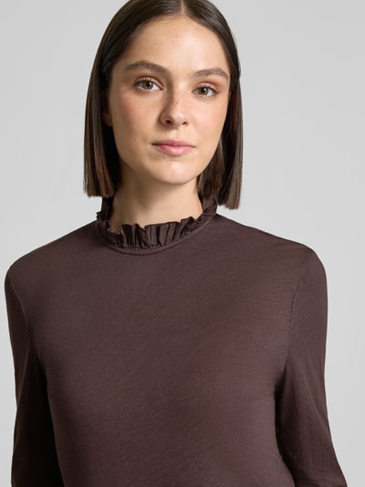 Frauenmodel trägt Longsleeve mit Rüschen von Rick & Royal, reine Baumwolle, braun, Stehkragen, gerader Schnitt, Nahaufnahme Oberkörper.