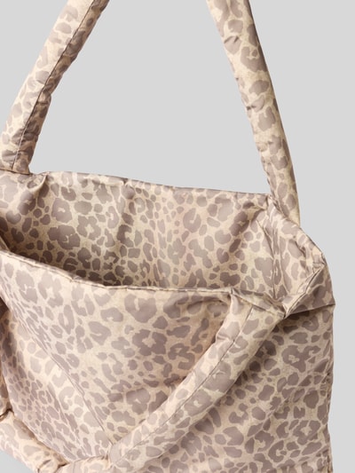 Produktfoto, Shopper im Allover-Look Modell 'Puffy Mom Bag' von STUDIO NOOS aus beigefarbenem Stoff mit Leo-Muster, offenes Hauptfach, Label-Detail, Tragehenkel, Szerokość w rozmiarze 1: 58 cm, długość 43 cm, głębokość 8 cm, długość paska na ramię 71 cm, wyraźna tekstura tkaniny