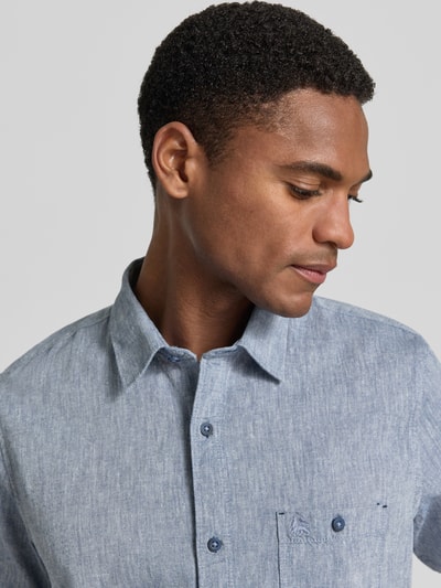 Männermodel trägt Regular Fit T-Shirt aus Baumwoll-Mix von Lerros, blau meliert, Label-Detail, Nahaufnahme Oberkörper, Herren T-Shirt. Rückenlänge bei Größe M: 68 cm, Schulterbreite: 43 cm, Ärmellänge: 22 cm.