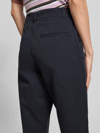Frauenmodel trägt Chino mit Paspeltaschen am Gesäß von Jake*s Casual, Relaxed-Fit, dunkelblau, Detailaufnahme Rückansicht, Eingrifftaschen, verkürzte Passform, Bundweite 37 cm, Innenbeinlänge 68 cm bei Größe 36.