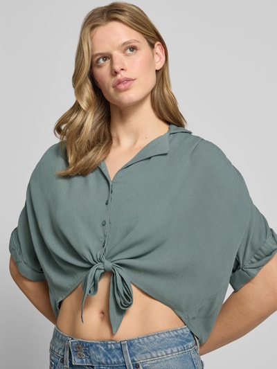Frauenmodel trägt Regular Fit Hemdbluse aus reiner Viskose Modell 'PAULA' von Only in Optik: Unifarben, Kurzarm, Cropped, Nahaufnahme Oberkörper.