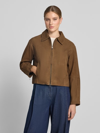 Frauenmodel trägt Lederjacke mit Zweiwege-Reißverschluss Modell 'SALERA' von YAS, reines Ziegenleder, braun, Regular Fit, Umlegekragen, Nahaufnahme Oberkörper.