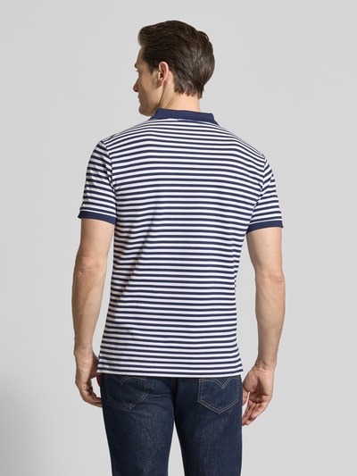 Männermodel trägt Slim Fit Poloshirt aus reiner Baumwolle von Polo Ralph Lauren, Optik: gestreift, Two-Tone, Ganzkörperansicht Rückansicht.