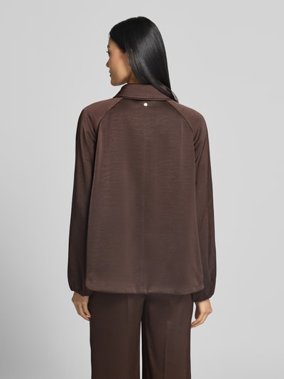 Frauenmodel trägt Jacke aus Satin mit Zweiwege-Reißverschluss von Marc Cain in Braun, Regular Fit, Umlegekragen, Rückenansicht Ganzkörperansicht.
