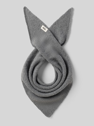 Produktfoto, Dreieckstuch mit Woll-Anteil von DRYKORN in Grau, Material-Mix in Strick-Optik, Label-Patch, eingefasste Abschlüsse, Breite 58 cm