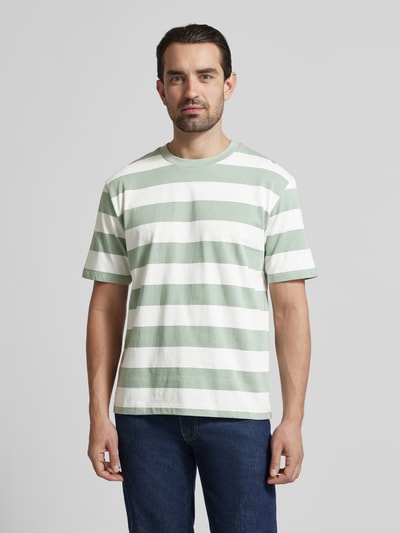 Männermodel trägt Oversized T-Shirt mit Rundhalsausschnitt von Lindbergh aus reiner Baumwolle mit Streifenmuster, Ganzkörperansicht von vorne.