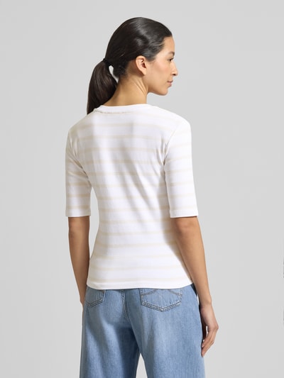 Vrouwenmodel draagt T-shirt met streepmotief en V-hals van Christian Berg Woman, Mix van katoen en elastaan, regular fit, ruglengte maat S 55 cm, Ganzichaansicht achterkant.