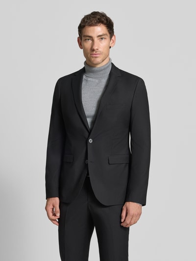 Männermodel trägt Regular Fit Sakko mit Viskose-Anteil von MCNEAL in Schwarz, Reverskragen, 2-Knopf-Leiste, Ganzkörperansicht von vorne