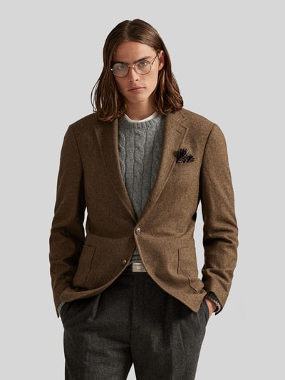 Männermodel trägt Regular Fit Anzugsakko mit Woll-Anteil von Polo Ralph Lauren in Melange-Optik, Reverskragen, 1-Knopf, Ganzkörperansicht von vorne.
