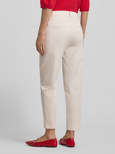 Vrouwenmodel draagt Hose mit Bügelfalten und Eingrifftaschen van Marc Cain, regular fit, katoenmix met viscose, label-detail, steekzakken, beige, volledig lichaam achteraanzicht.
