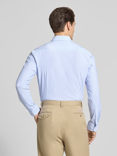 Männermodel trägt Slim Fit Business-Hemd mit Kentkragen von Jake*s in Hellblau, Elastischer-Material-Mix, Ganzkörperansicht Rückansicht.