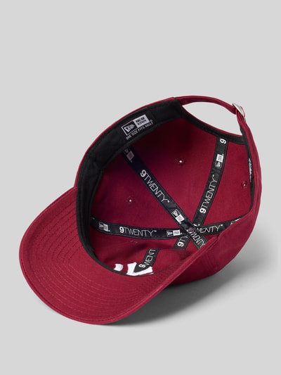 Produktfoto, Basecap mit Stitching Modell 'LEAGUE ESSENTIAL 9TWENTY®' von New Era aus Reine Baumwolle, Schirm verstärkt, Größenverstellbar, dunkelrot, schwarze und weiße Details, sichtbare Stitchings auf dem Innenband, strukturierte Stofftextur
