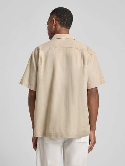 Männermodel trägt Relaxed Fit Freizeithemd aus Leinen-Baumwoll-Mix Modell 'RLXCLAY' von HUGO, Optik: Unifarben, Strukturiert, Ganzkörperansicht Rückansicht.