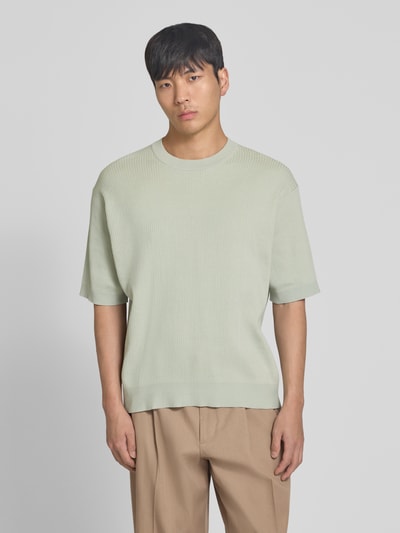 Męski model nosi Regular Fit T-Shirt aus reiner Bio-Baumwolle Modell 'MATTIS' von SELECTED HOMME, jednokolorowy, okrągły dekolt, krótki rękaw, prążkowane wykończenie, wykończenie materiału: prążkowanie, bawełna ekologiczna, całkowity widok z przodu.