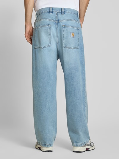 Männermodel trägt Relaxed Fit Jeans aus reiner Baumwolle Modell 'Brandon' von Carhartt Work In Progress in Hellblau mit 5-Pocket-Design, Ganzkörperansicht Rückansicht. Kontext: Herren Jeans, Knopf- und Reißverschluss, Gürtelschlaufen, Bundweite 46 cm, Innenbeinlänge 73 cm.