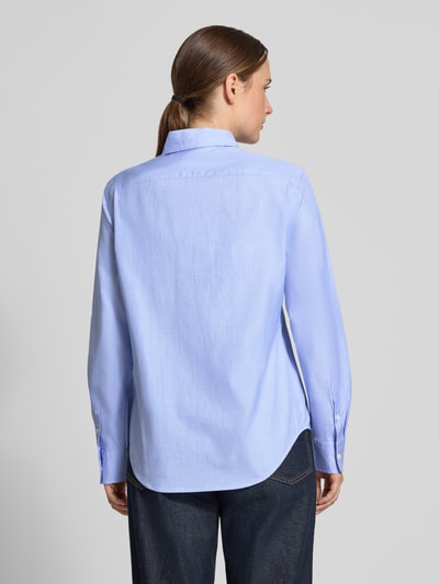 Frauenmodel trägt Regular Fit Hemdbluse aus reiner Baumwolle von Polo Ralph Lauren in Hellblau, glatte Textur, Ganzkörperansicht Rückansicht. Damen Hemdbluse von Polo Ralph Lauren
