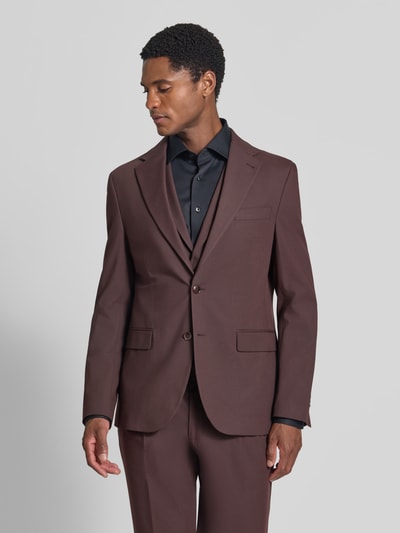 Męski model nosi Slim Fit Sakko mit Viskose-Anteil von MCNEAL, elastyczna mieszanka materiałów, Kołnierz z połami, zapięcie na 2 guziki, Kieszenie z patką, Długość tyłu w rozmiarze 50: 75 cm, Szerokość ramion w rozmiarze 50: 43 cm, Długość rękawów w rozmiarze 50: 65 cm, cała sylwetka z przodu