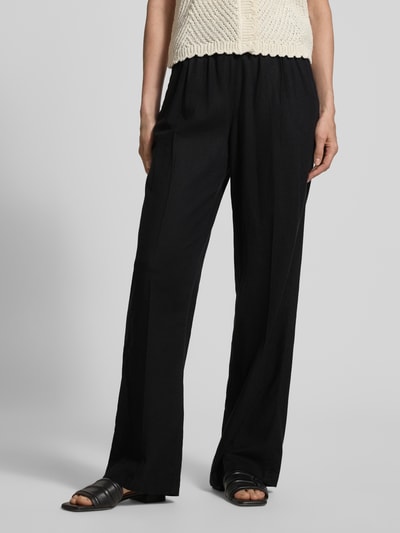 Vrouwenmodel draagt Relaxed Fit Weite Hose aus Leinen-Viskose-Mix van s.Oliver RED LABEL, zwart, high waist, elastische tailleband met tunnelkoord, steekzakken, achterzakken, effen, linnen-viscosemix. Nahaufnahme onderlichaam.