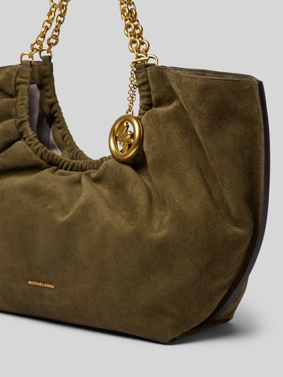 Produktfoto, Tote Bag aus echt leer Model 'Indie' von MICHAEL Michael Kors in olijfgroen, goudkleurige kettinglook Draagriem, logodetail, Hoofdvak met magneetsluiting, Breedte maat 1: 62 cm, Lengte maat 1: 32 cm, Diepte maat 1: 16 cm, bandlengte schouderband maat 1: 43 cm