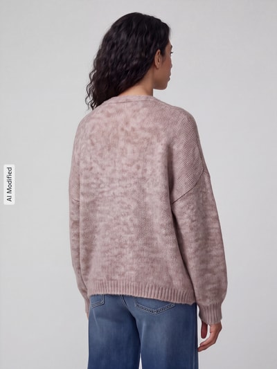 Kobiece modelka nosi kardigan rozpinany z dodatkiem wełny Regular Fit Strickjacke mit Woll-Anteil model 'NELLIE' od ONLY, miękki beż, tekstura dzianiny, damski kardigan ONLY, pełne plecy, Ganzkörperansicht Rückansicht, obraz KI-modifiziertes Bild.