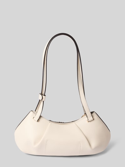 Produktfoto, Shoulder Bag in Leder-Optik Modell 'Amorette' von GUESS in Creme mit schmalen Schulterriemen und Logo-Detail vor grauem Hintergrund