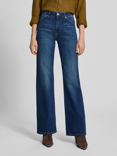 Vrouwenmodel draagt Flared Fit Jeans met Steekzakken Model 'Elvira' van JOOP!, katoenmix, blauw, knoop- en ritssluiting, Ganzkörperansicht von voren.