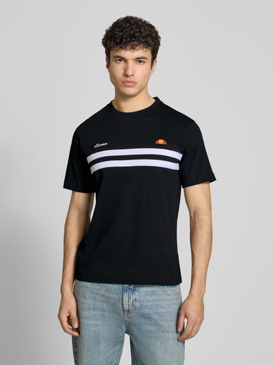 Männermodel trägt Herren T-Shirt mit Label-Stitchings Modell 'VENIRE' von Ellesse, schwarze Baumwolle, Regular-Fit, Rundhalsausschnitt, Ganzkörperansicht von vorne.