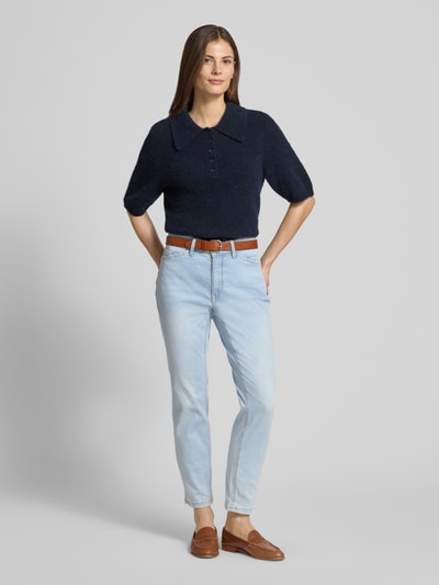 Modelka nosi Slim Fit Jeans aus Baumwoll-Mix Modell 'DREAM SUMMER' od MAC, jasnoniebieski kolor, kontrastowe szwy, 5 kieszeni, skrócony krój, elastan, szerokość w rozmiarze 36/28: 39 cm, długość wewnętrzna nogawki 68 cm, widok całej sylwetki z przodu.