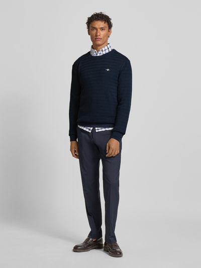 GANT Sweter z dzianiny z fakturowanym wzorem i wyhaftowanym logo Granatowy 1